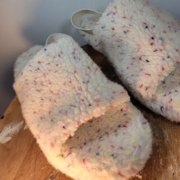 Old Navy sherpa slides multi-colored, with elastic. Size 10 - Picture 3 of 11